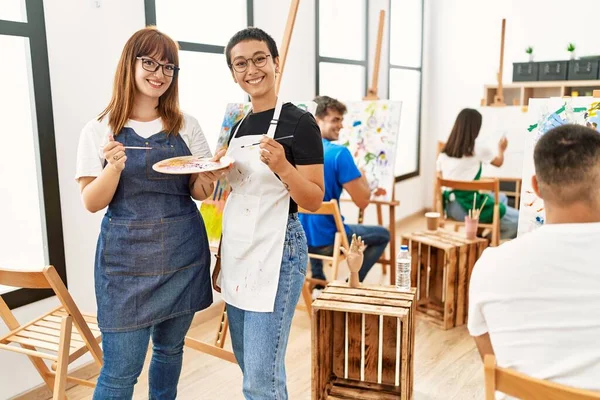Dos Mujeres Sonriendo Feliz Dibujo Con Grupo Personas Estudio Arte — Foto de Stock