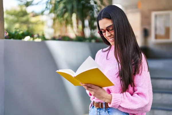 Young Hispanic Woman Smiling Confident Reading Book Street — Stock Photo, Image