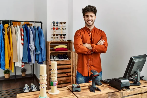Junger Hispanischer Ladenbesitzer Lächelt Glücklich Mit Verschränkten Armen Vor Bekleidungsgeschäft — Stockfoto