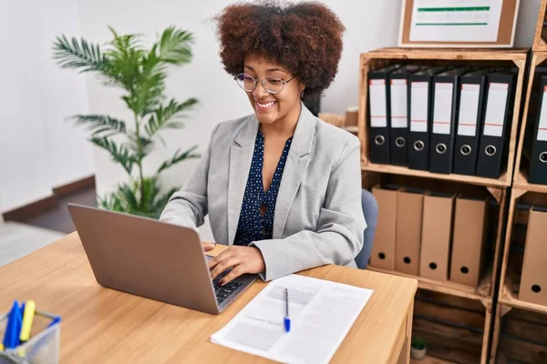 Afroamerikansk Kvinna Affärsarbetare Med Bärbar Dator Som Arbetar Kontoret — Stockfoto