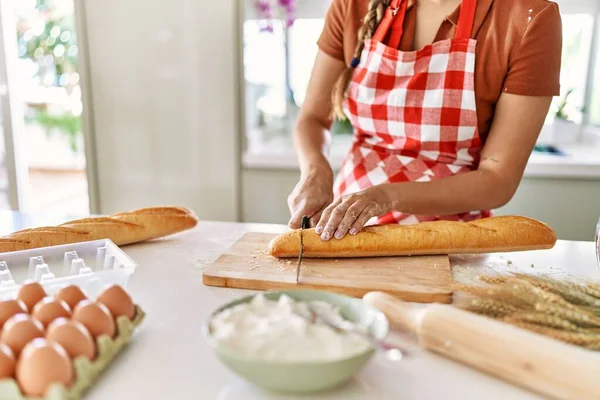 年轻美丽的惊慌失措的女人在厨房切面包 — 图库照片