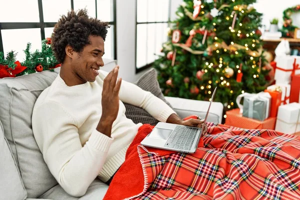 Jovem Afro Americano Tendo Videochamada Sentada Sofá Junto Árvore Natal — Fotografia de Stock