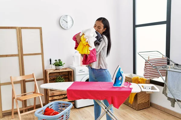 Mujer Latina Joven Sosteniendo Ropa Para Planchar Lavandería —  Fotos de Stock