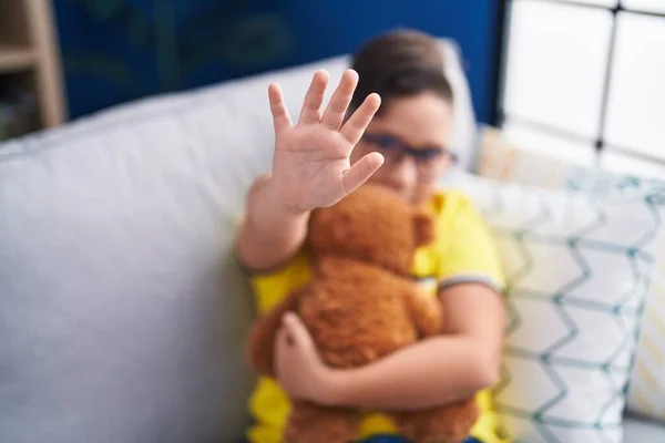 Adorable Garçon Hispanique Étreignant Ours Peluche Faisant Geste Arrêt Avec — Photo