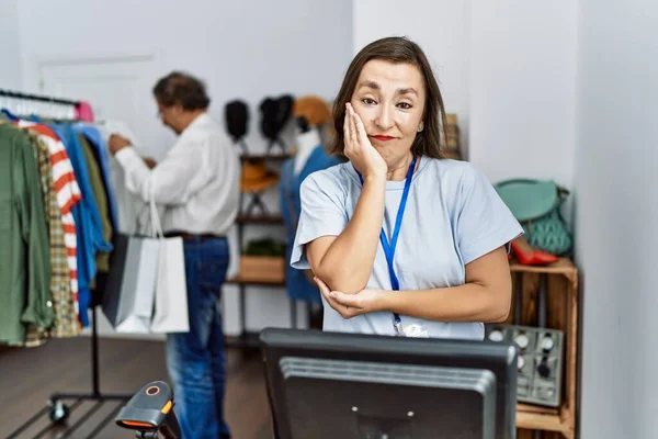 Middelbare Leeftijd Spaanse Vrouw Werken Als Manager Bij Retail Boetiek — Stockfoto