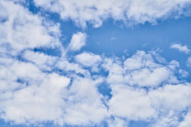 Güneşli bir günde bulutlu güzel mavi gökyüzü