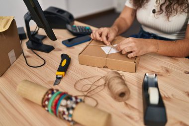 Genç, güzel, İspanyol bir kadın. İş adamı. Gülümseyen, kendine güveni tam.