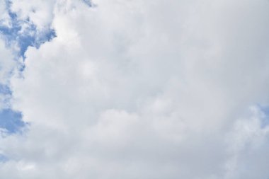 Güneşli bir günde bulutlu güzel mavi gökyüzü