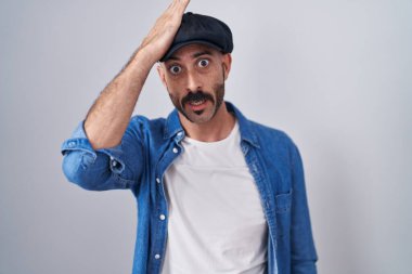 Tecrit edilmiş arka planda duran sakallı İspanyol bir adam. Hatayla el ele tutuşup şaşırdı. Hatayı hatırla. Unuttum, kötü hafıza kavramı. 