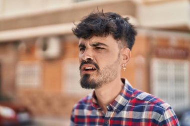 Genç İspanyol adam sokağa bağırıyor.