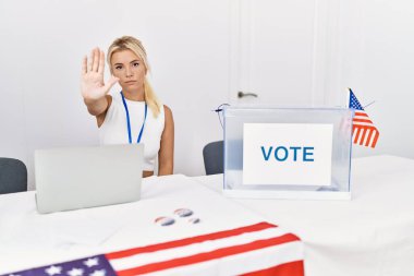 Amerika 'nın siyasi seçim kampanyasında beyaz bir kadın şarkı söylemeyi kesiyor. Yüzünde olumsuz ve ciddi bir jest olan uyarı ifadesi. 