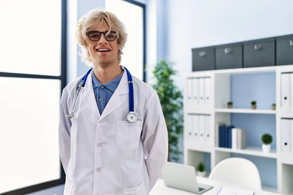 Ung Blond Man Läkare Ler Säker Stående Kliniken — Stockfoto