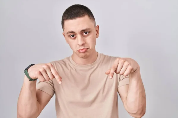 Jongeman Die Een Geïsoleerde Achtergrond Staat Verdrietig Van Streek Kijkt — Stockfoto