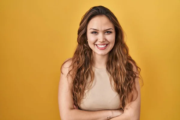Jonge Spaanse Vrouw Die Een Gele Achtergrond Staat Glimlachen Met — Stockfoto