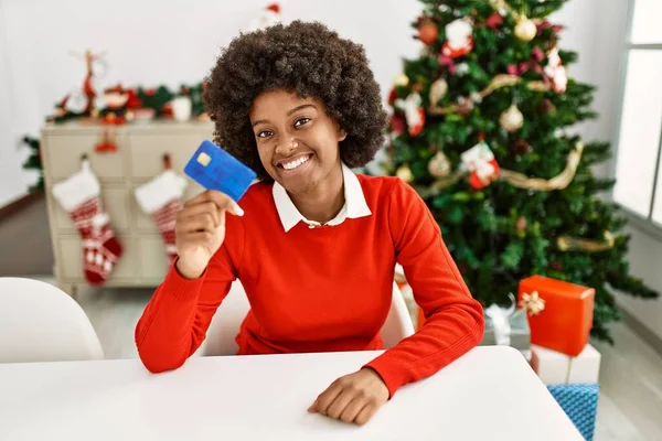 Junge Afroamerikanerin Mit Kreditkarte Sitzt Hause Weihnachtsbaum — Stockfoto