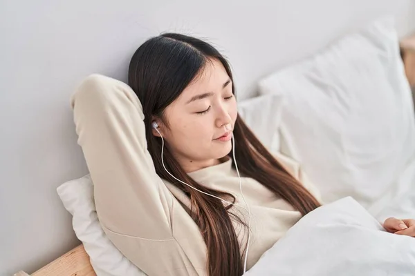 Kínai Zenét Hallgat Alszik Ágyon Hálószobában — Stock Fotó