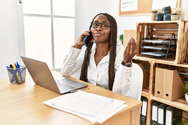 Чорна Жінка Косами Працюють Офісі Розмовляє Телефону Роблячи Італійський Жест — стокове фото
