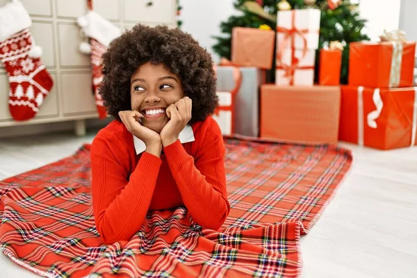 Jong Afrikaans Amerikaans Vrouw Glimlachen Zelfverzekerd Liggend Door Kerstboom Thuis — Stockfoto