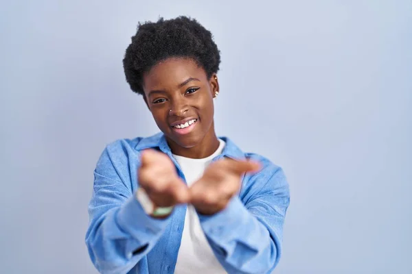 Αφροαμερικανή Γυναίκα Στέκεται Πάνω Από Μπλε Φόντο Χαμογελώντας Χέρια Παλάμες — Φωτογραφία Αρχείου