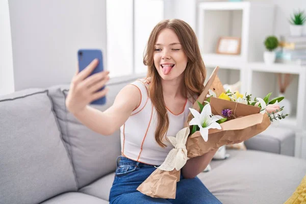 Caucasian Woman Holding Bouquet White Flowers Taking Selfie Picture Sticking — Stockfoto