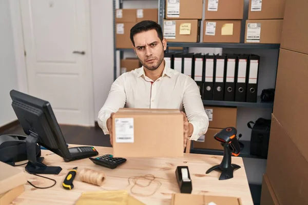 Jovem Hispânico Com Barba Trabalhando Comércio Eletrônico Pequenas Empresas Segurando — Fotografia de Stock