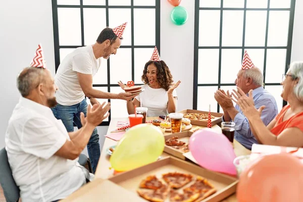 Ομάδα Μεσήλικων Φίλων Χαμογελώντας Χρόνια Πολλά Γιορτάζουν Γενέθλιά Τους Στο — Φωτογραφία Αρχείου