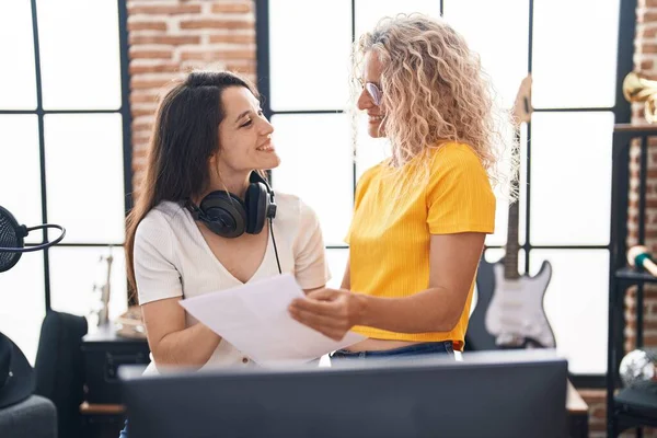 Dos Mujeres Músicos Leyendo Hoja Música Estudio Música — Foto de Stock