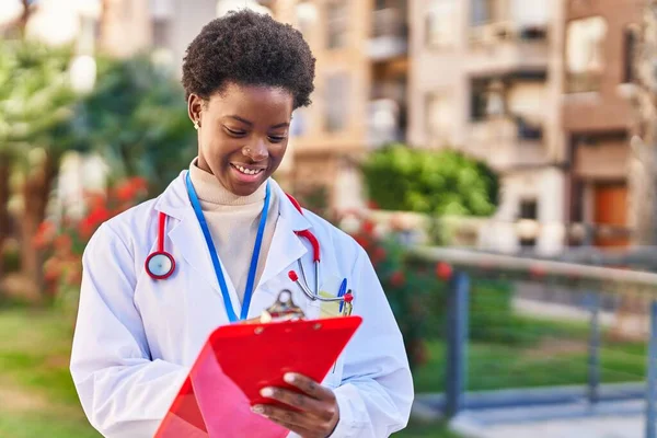 Femme Afro Américaine Portant Uniforme Médecin Écrivant Sur Presse Papiers — Photo