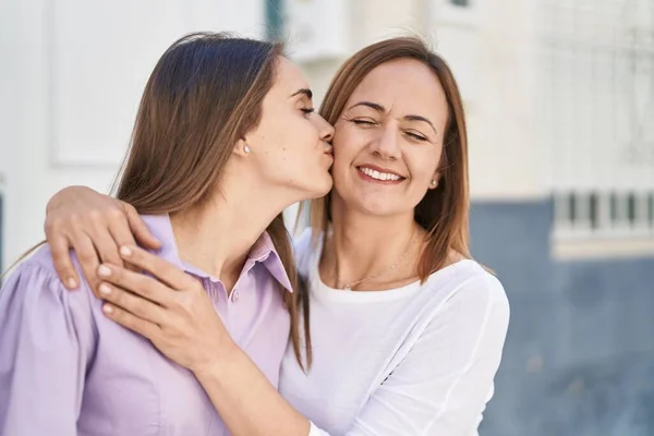 Two Women Mother Daughter Hugging Each Other Kissing Street — Φωτογραφία Αρχείου