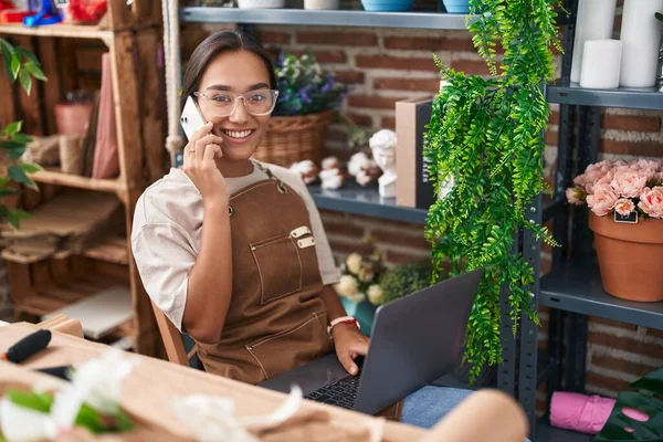 Jovem Bela Florista Mulher Hispânica Falando Smartphone Usando Laptop Florista — Fotografia de Stock