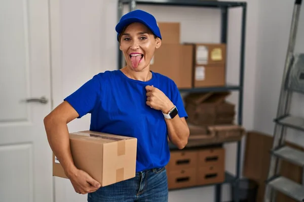 Middle Age Brunette Woman Working Wearing Delivery Uniform Cap Sticking —  Fotos de Stock