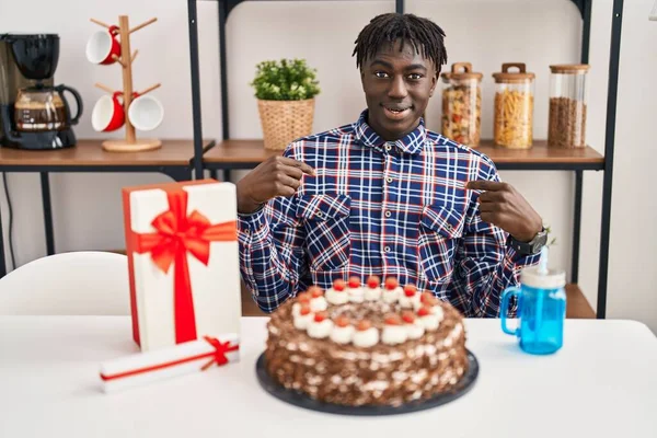 Afrykanin Dredami Świętuje Urodziny Trzymając Duży Tort Czekoladowy Uśmiechem Twarzy — Zdjęcie stockowe