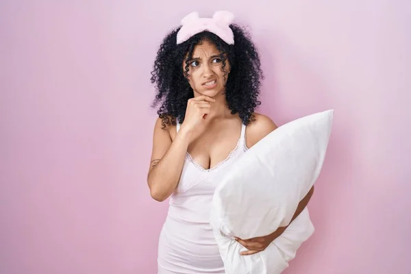 Hispanic Woman Curly Hair Wearing Sleep Mask Pajama Holding Pillow — Stockfoto