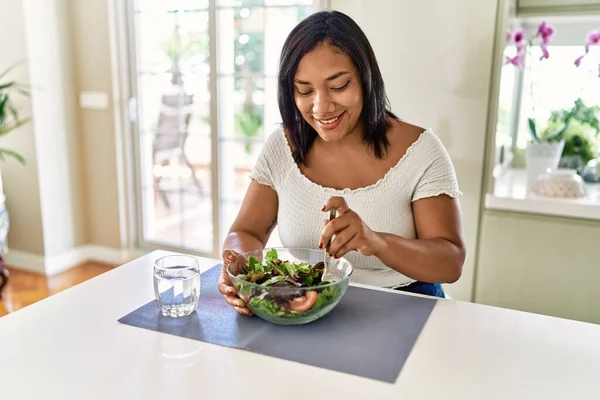 Spanyol Esmer Kadın Mutfakta Yeşil Salata Yiyor — Stok fotoğraf