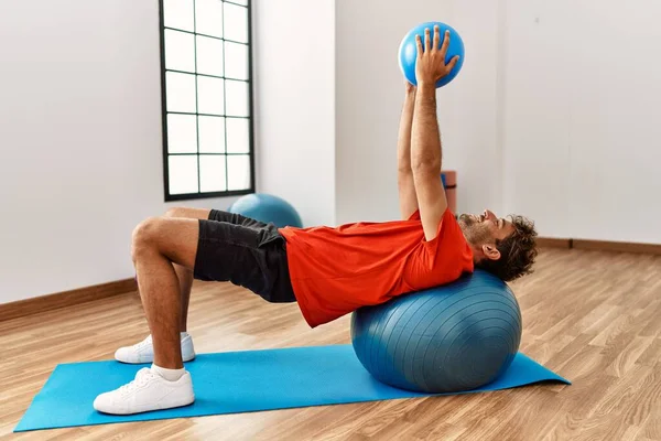 Junger Spanier Lächelt Selbstbewusst Beim Training Mit Fitnessball Sportzentrum — Stockfoto