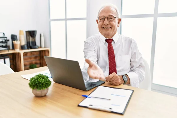 Senior Man Working Office Using Computer Laptop Smiling Cheerful Offering — Stock Photo, Image