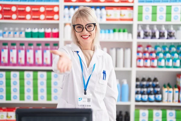 Mulher Caucasiana Jovem Que Trabalha Farmácia Farmácia Sorrindo Oferta Amigável — Fotografia de Stock