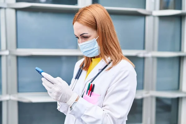 Jovem Mulher Branca Médico Vestindo Máscara Médica Usando Smartphone Hospital — Fotografia de Stock