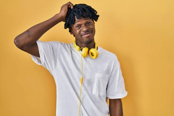 Young African Man Dreadlocks Standing Yellow Background Confuse Wondering Question — Stock Photo, Image