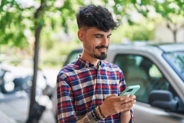 Ung Latinamerikansk Man Ler Säker Med Hjälp Smartphone Gatan — Stockfoto