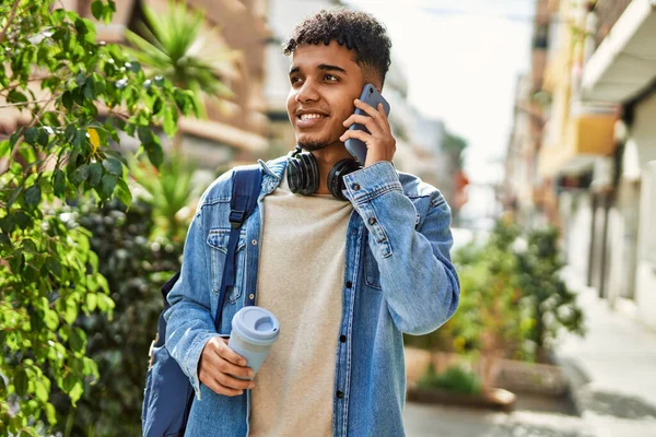 Hispánec Mladý Muž Mluví Telefonu Ulici — Stock fotografie