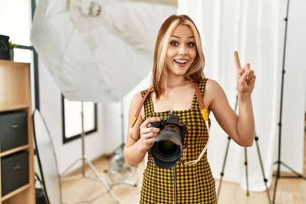 Young Caucasian Photographer Girl Holding Professional Camera Photography Studio Surprised — Stock Photo, Image