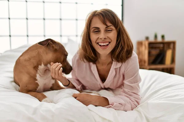 Beyaz Kadın Yatakta Köpekle Birlikte Kendinden Emin Bir Şekilde Gülümsüyor — Stok fotoğraf