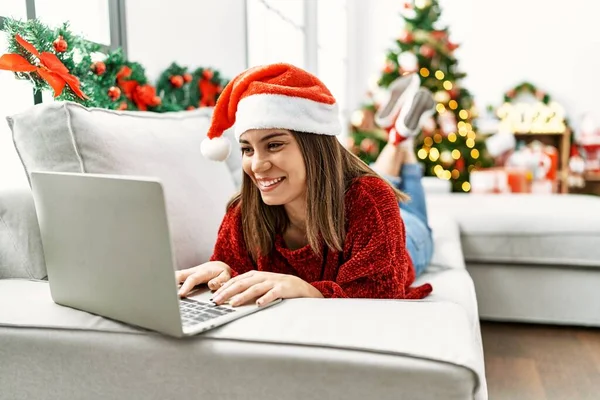 Menina Hispânica Jovem Usando Laptop Deitado Sofá Pela Árvore Natal — Fotografia de Stock