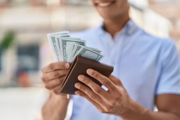 Mladý Hispánec Usmívá Sebevědomě Drží Peněženku Dolary Ulici — Stock fotografie