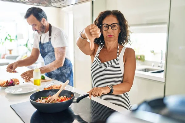 Pareja Mediana Edad Cocinando Comida Mediterránea Casa Con Cara Enojada —  Fotos de Stock