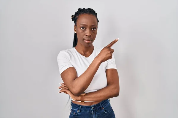 Beautiful Black Woman Standing Isolated Background Pointing Hand Finger Side — Fotografia de Stock