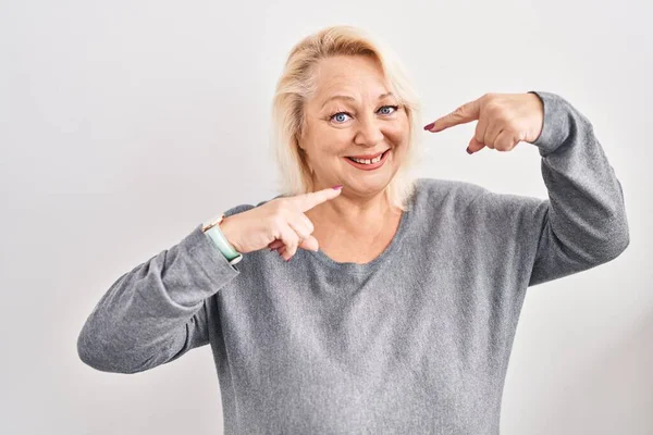 Kaukasische Frau Mittleren Alters Die Vor Weißem Hintergrund Steht Fröhlich — Stockfoto