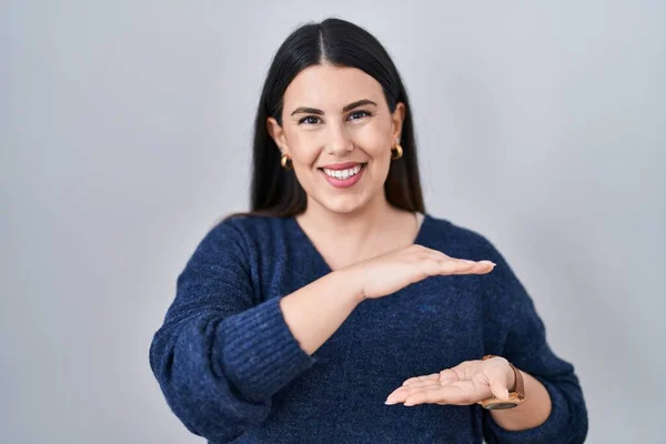 Mulher Morena Jovem Sobre Fundo Isolado Gestos Com Mãos Mostrando — Fotografia de Stock