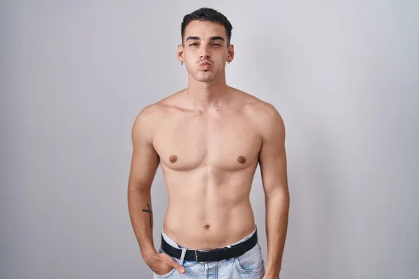 Bel Homme Hispanique Debout Joues Gonflées Torse Avec Visage Drôle — Photo